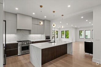 Building Photo - 116 Thorndike St