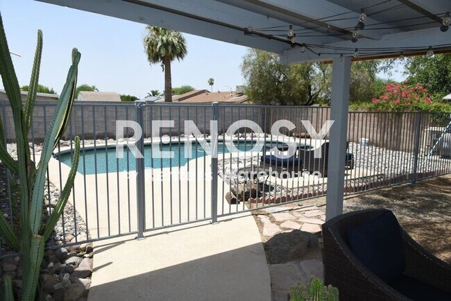 Foto del edificio - Updated 3 BD/2 BA/2 CG Home w/Pool Near Thunderbird & I-17 in Phoenix!