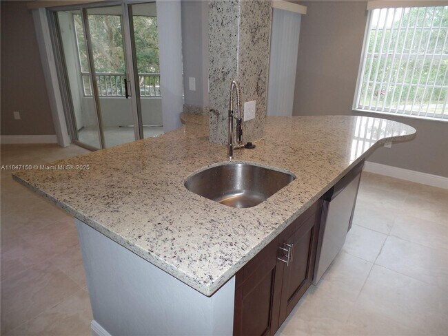 Foto del edificio - 2810 N Oakland Forest Dr