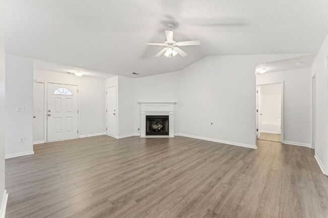 Photo - Charming 3-Bedroom Retreat with Cozy Fireplace in Simpsonville House