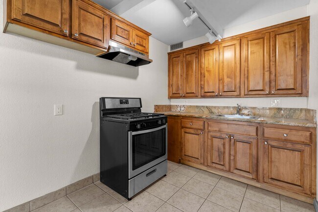 Foto del edificio - 10110  Camarillo Pl.