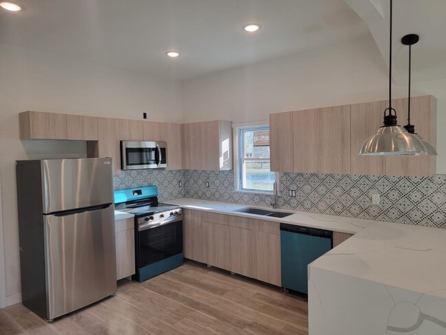 Building Photo - 212 N Foster Ave