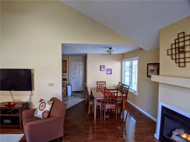 Building Photo - 5886 Regency Dr