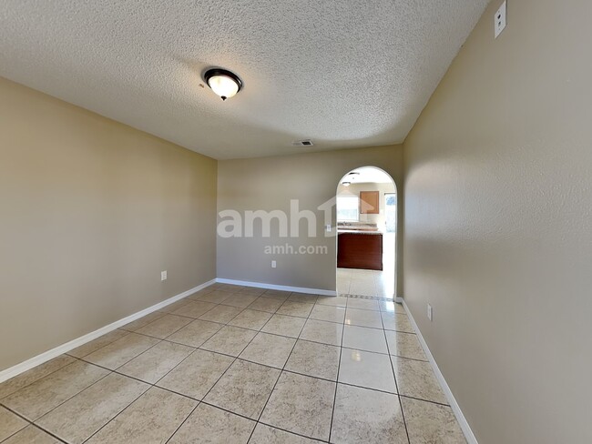 Foto del edificio - 16000 Wilkinson Dr