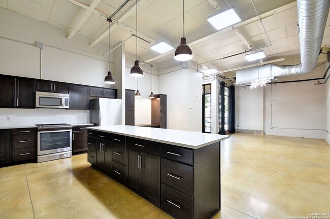 Foto del edificio - 3363 E Commerce St