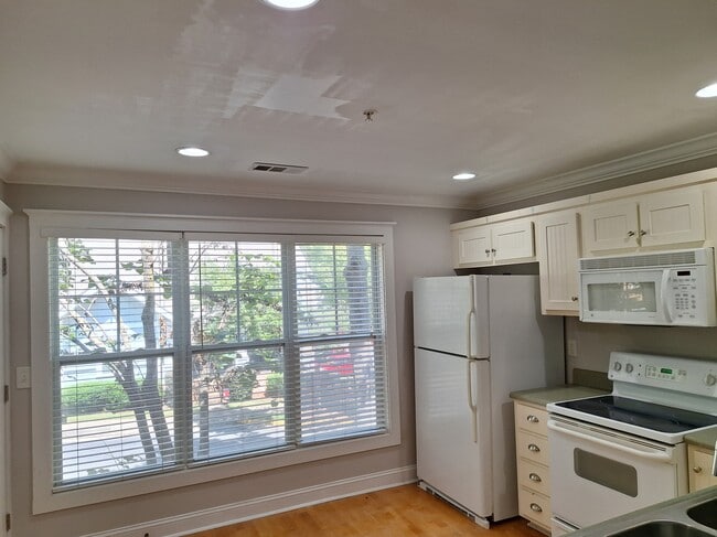 Building Photo - 490 S Barnett Shoals Rd