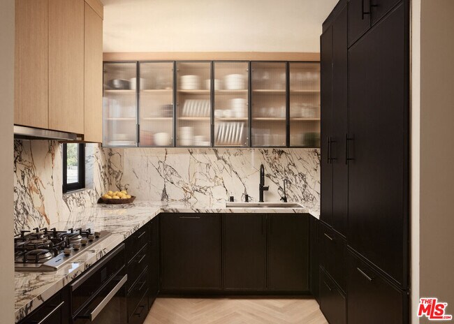 Foto del edificio - 8787 Shoreham Dr