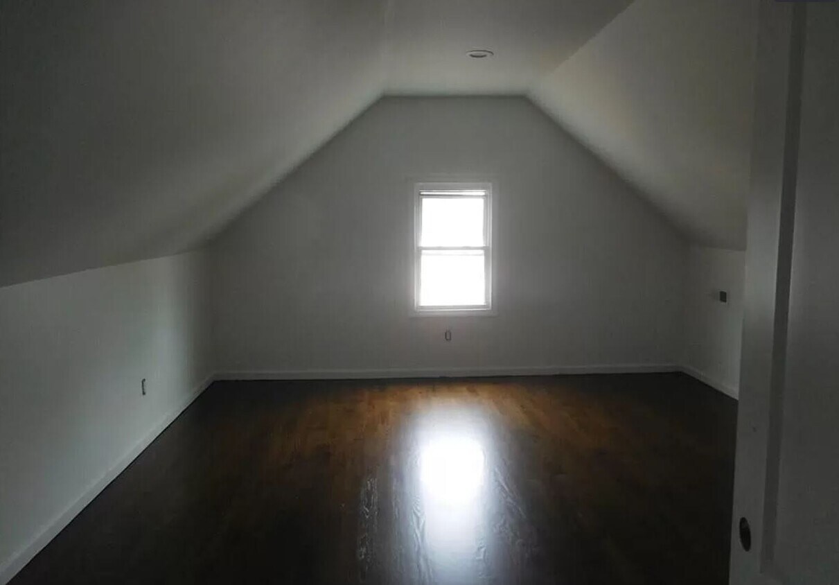 Bedroom - 953 Longbrook Ave