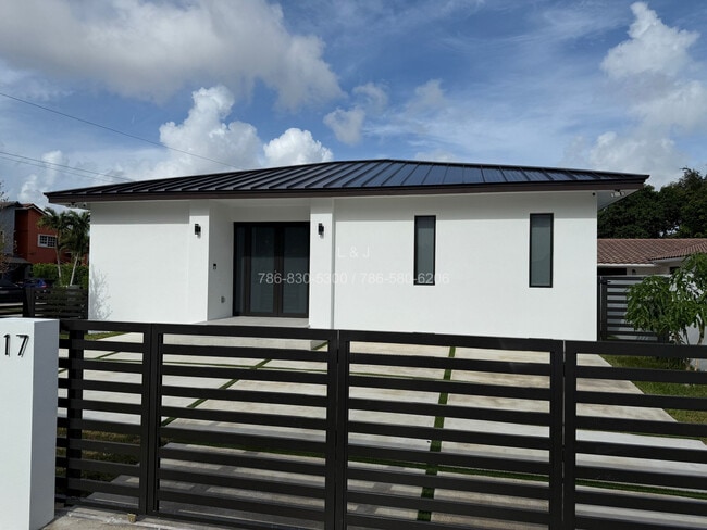 Building Photo - 920 SW 71st Ave