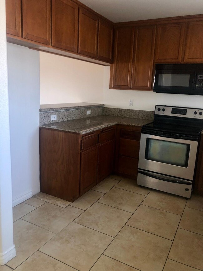 Building Photo - 14116 Burbank Blvd