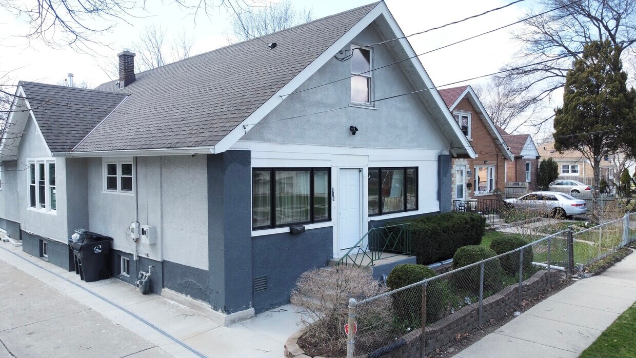 Primary Photo - 116 S St James St