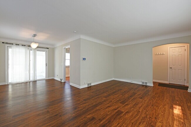 Building Photo - Beautiful 3-Bed 1-Bath Home Near Lake Nokomis!