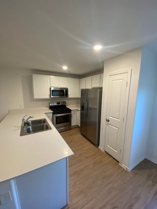 Building Photo - 1411 Las Cuevas Dr