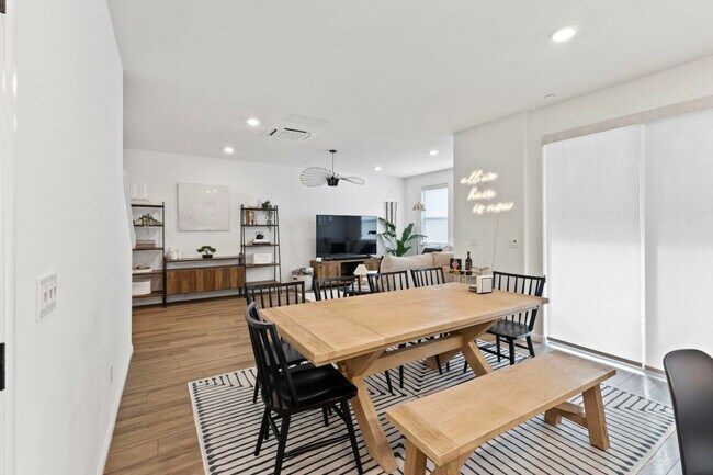 Foto del edificio - 5723 Synergy Ct