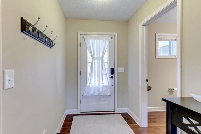 Foto del edificio - 3430 Chestnut Ln