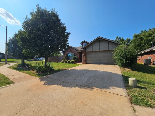 Foto del edificio - First month Free ! Large corner lot!