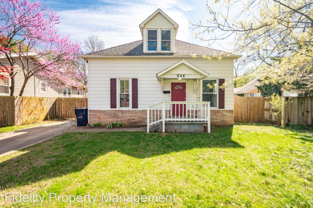 Primary Photo - 4 br, 2 bath House - 844 S Kickapoo Ave