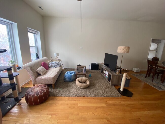 Sala de estar - 2357 W Ohio St