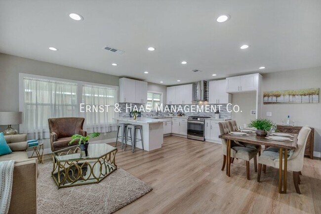 Building Photo - Stunning 3 Bedroom 2 Bath Front House in L...