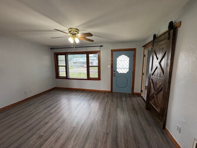 Foto del edificio - 3 bed 1 bath in Chickasha! great updates!