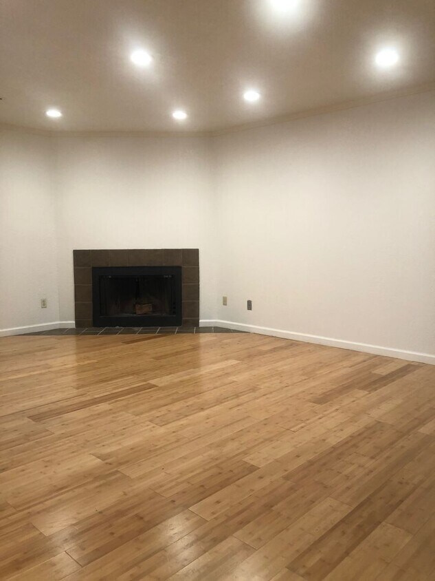 Primary Photo - LABOR DAY SPECIAL - 2 WEEKS FREE RENT!! Da...