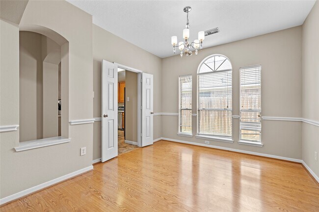 Foto del edificio - 8619 Bridge Park Dr