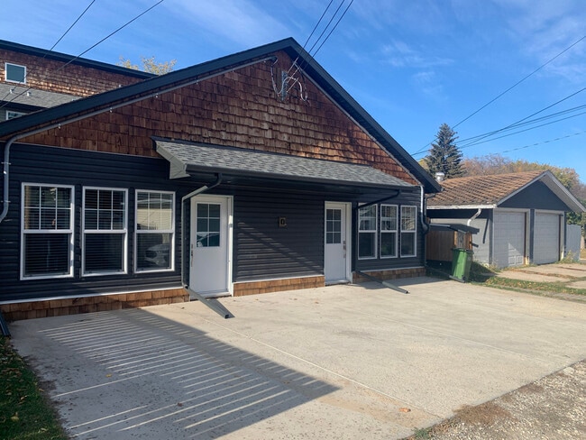 Photo du bâtiment - 10507-10122 122 Ave NW