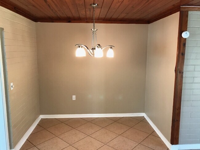 Building Photo - Lovely 3 Bedroom/2 Bathroom Near Downtown!