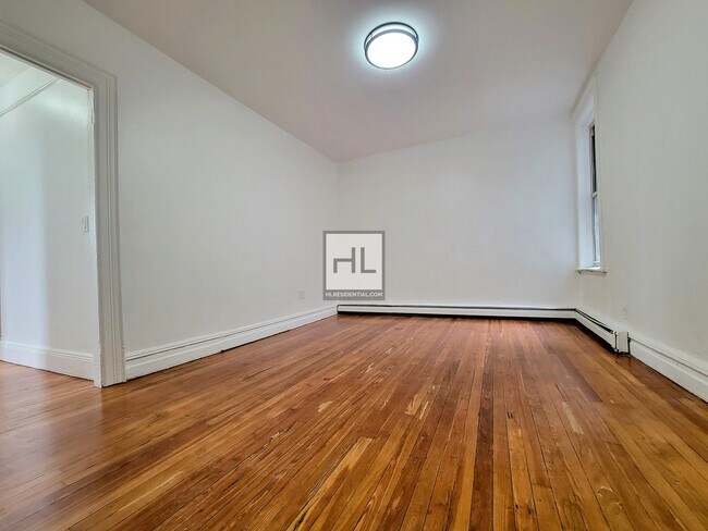 Foto del edificio - Large & Sun-drenched King-sized 2BR in the...