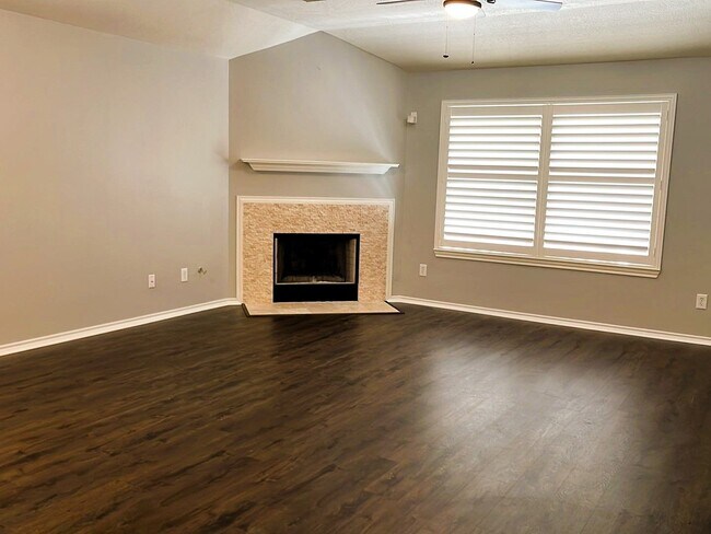 Building Photo - 4113 Cleburne Dr