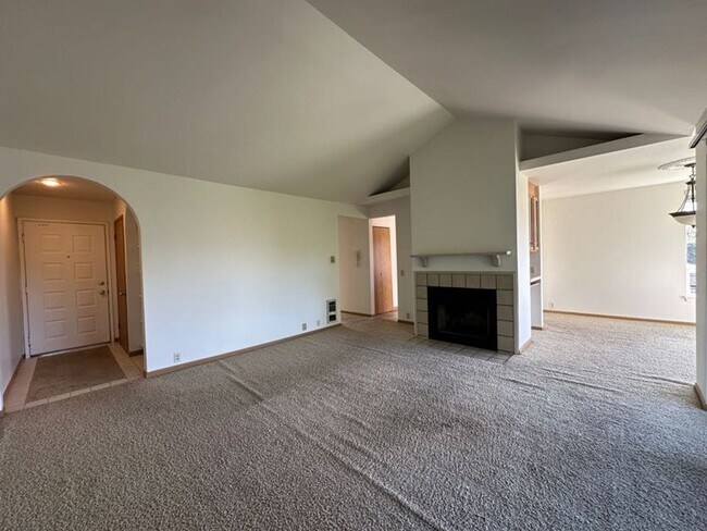 Foto del edificio - 2 Bedroom 2 bath home with water and mount...