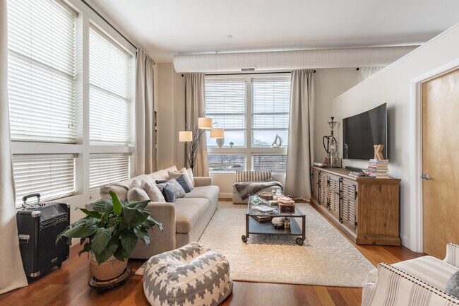 Living room w. direct view of the beach! - 10 Ocean