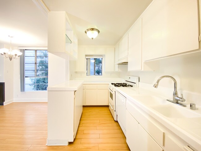 Building Photo - 15516 Sunset Blvd