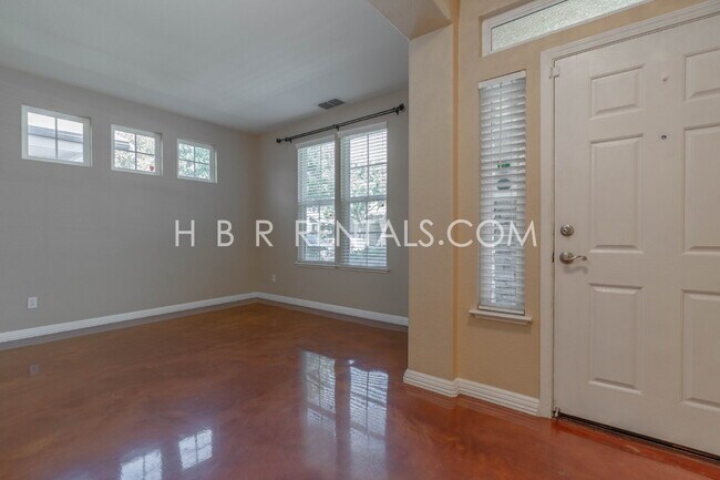 Foto del edificio - Spacious 5-Bedroom Home with First-Floor Bedrooms & Modern Finishes in Tracy!