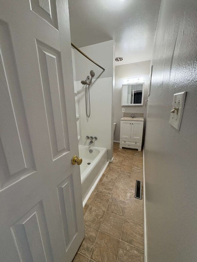 Building Photo - 2 bedroom duplex - Illinois