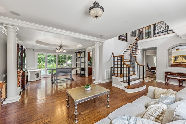Building Photo - 405 Pondview Ct