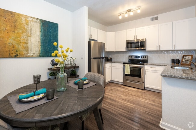 1BR, 1BA - 858SF - Dining Room & Kitchen - Allure