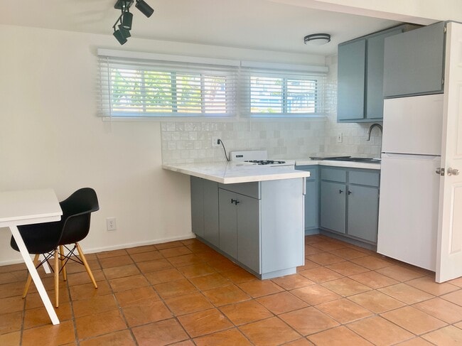 Building Photo - 2452 Palm Dr