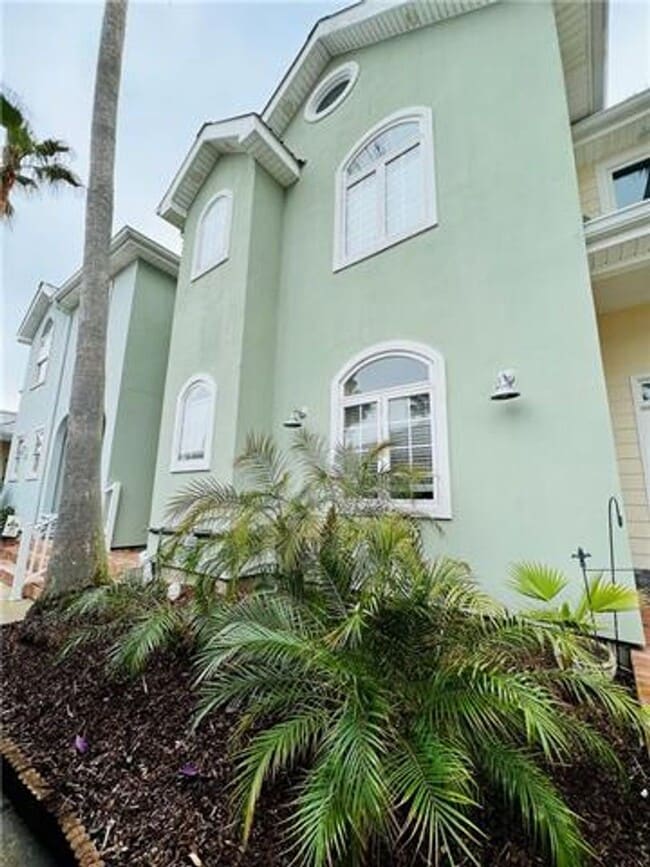 Building Photo - Beautiful and Spacious townhome in gated Clipper Estates. Three bedrooms, each with a private bat...