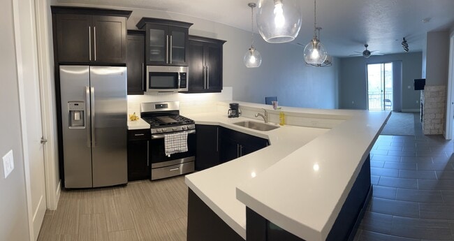 Building Photo - 810 S Dixie Dr