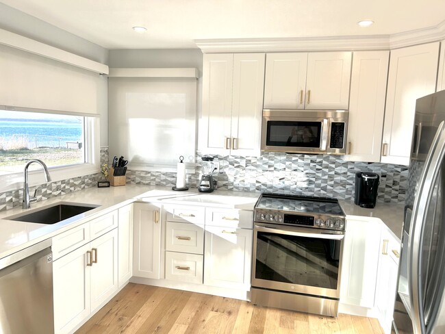Kitchen - 92 Grandview Dr