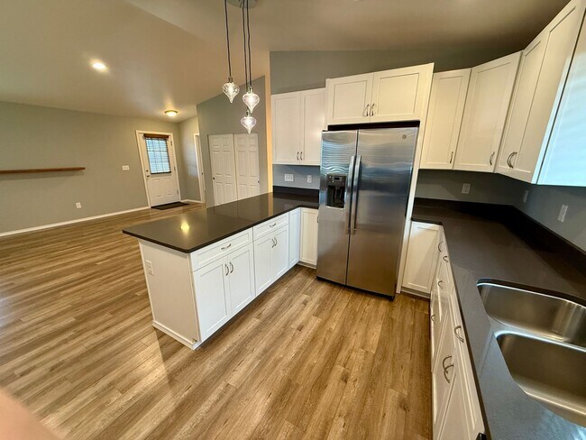 Building Photo - Charming 2-Bed, 2-Bath Home in the Heart o...