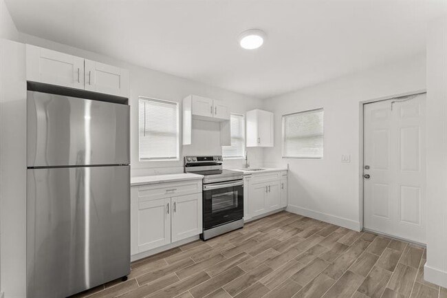 Building Photo - 606 S 13th St