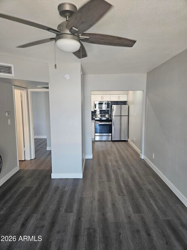 Foto del edificio - 1325 E Vista Ave