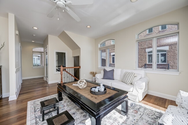 Building Photo - 621 Ponte Villas N