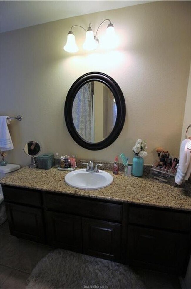 Foto del edificio - AUGUST PRE-LEASE!!! Beautiful 4 Bed, 3 Bat...