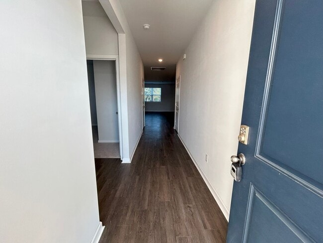 Building Photo - 3 bedroom, 2 bathroom single story home ne...