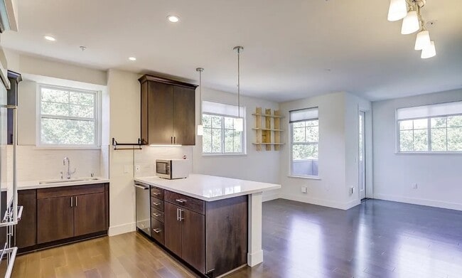 Kitchen - 1000 Dewing Ave