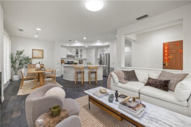 Foto del edificio - RECENTLY RENOVATED 3 BED, 3 BATH CONDO! $4,500 (OAK CREEK-IRVINE)
