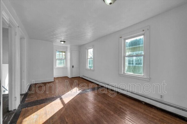 Building Photo - 168 Middlefield St